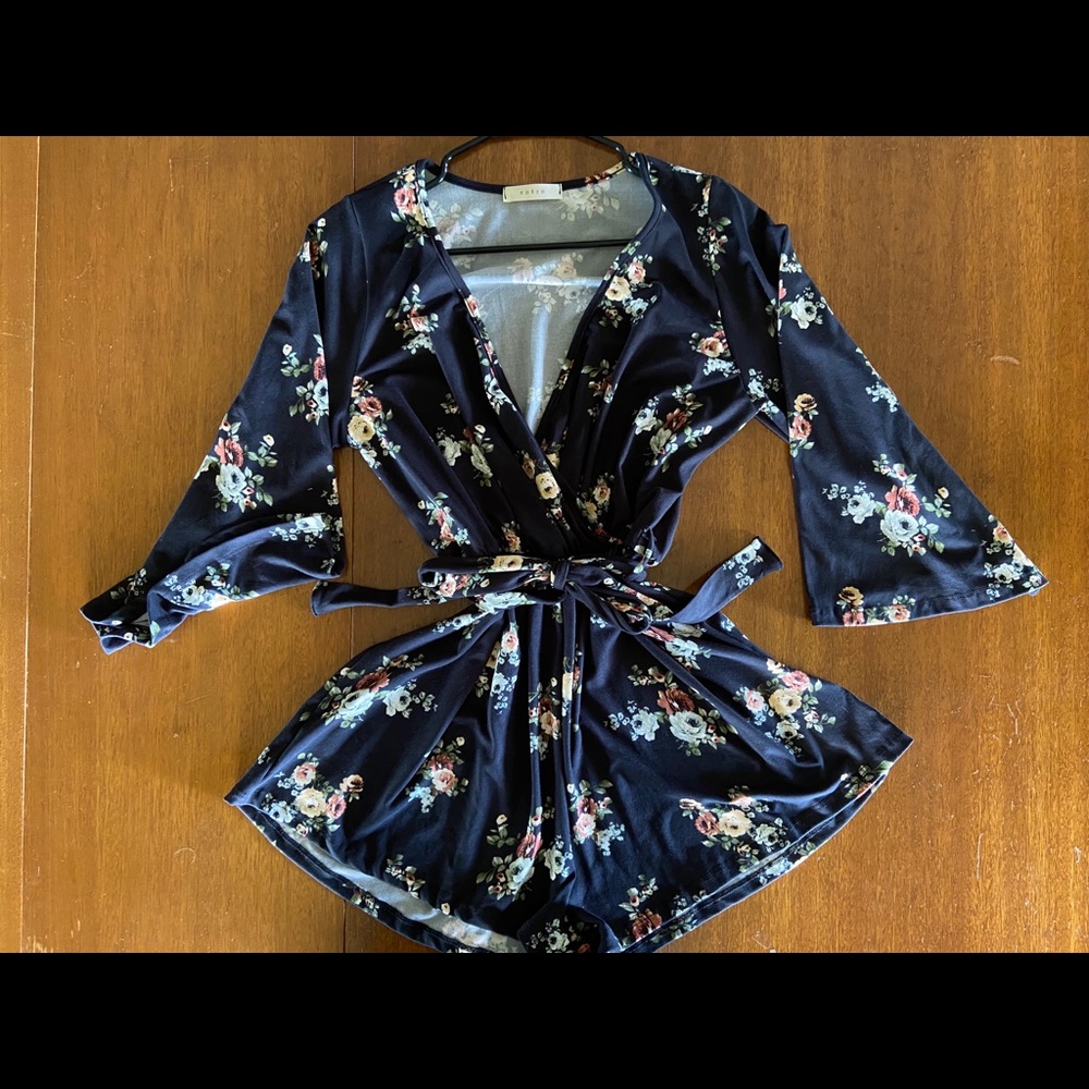 NEVER WORN Quarter Sleeve Romper 😍